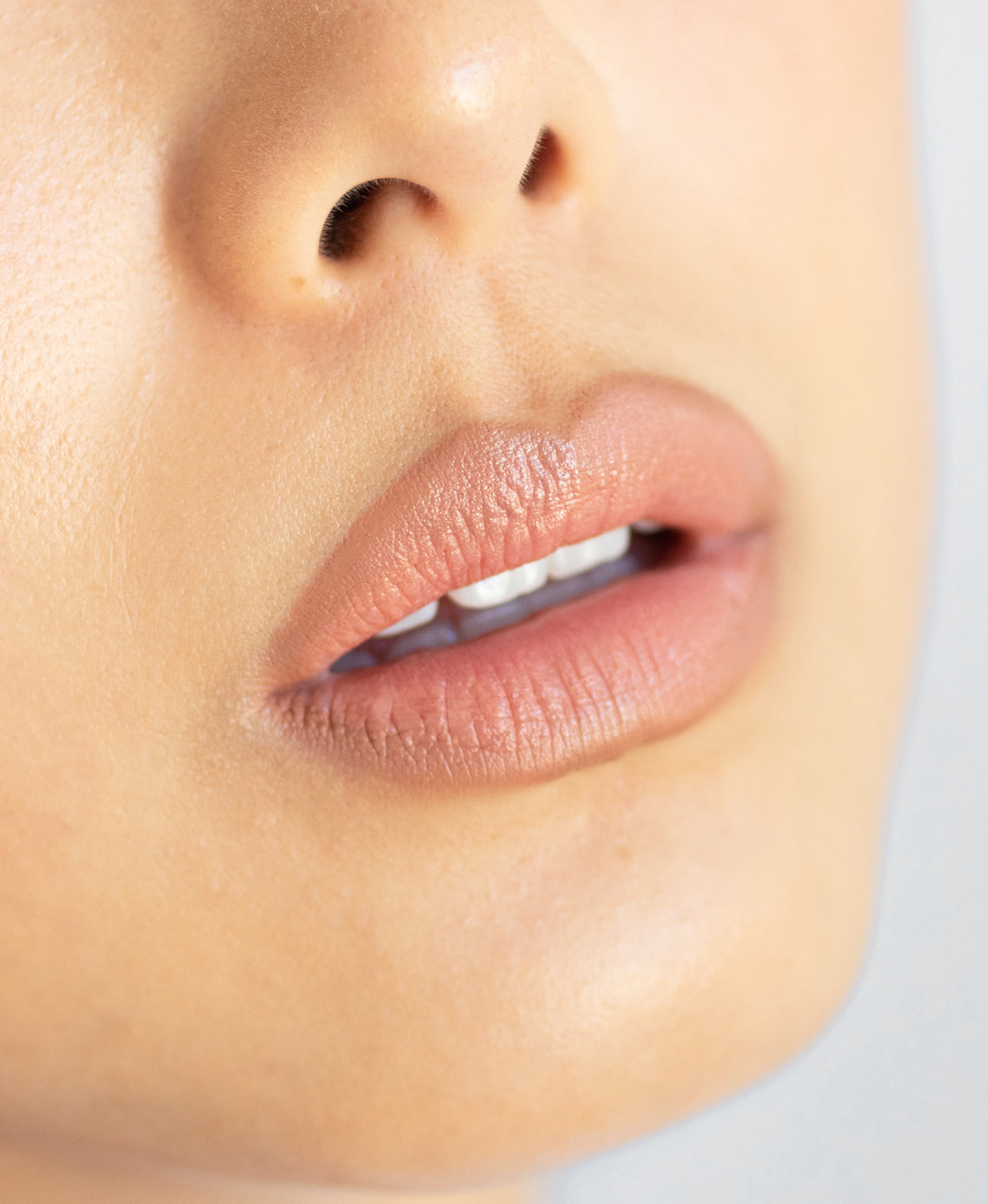 natural açai lip pencil by Ere Perez applied on the lips for moisturised defined lips