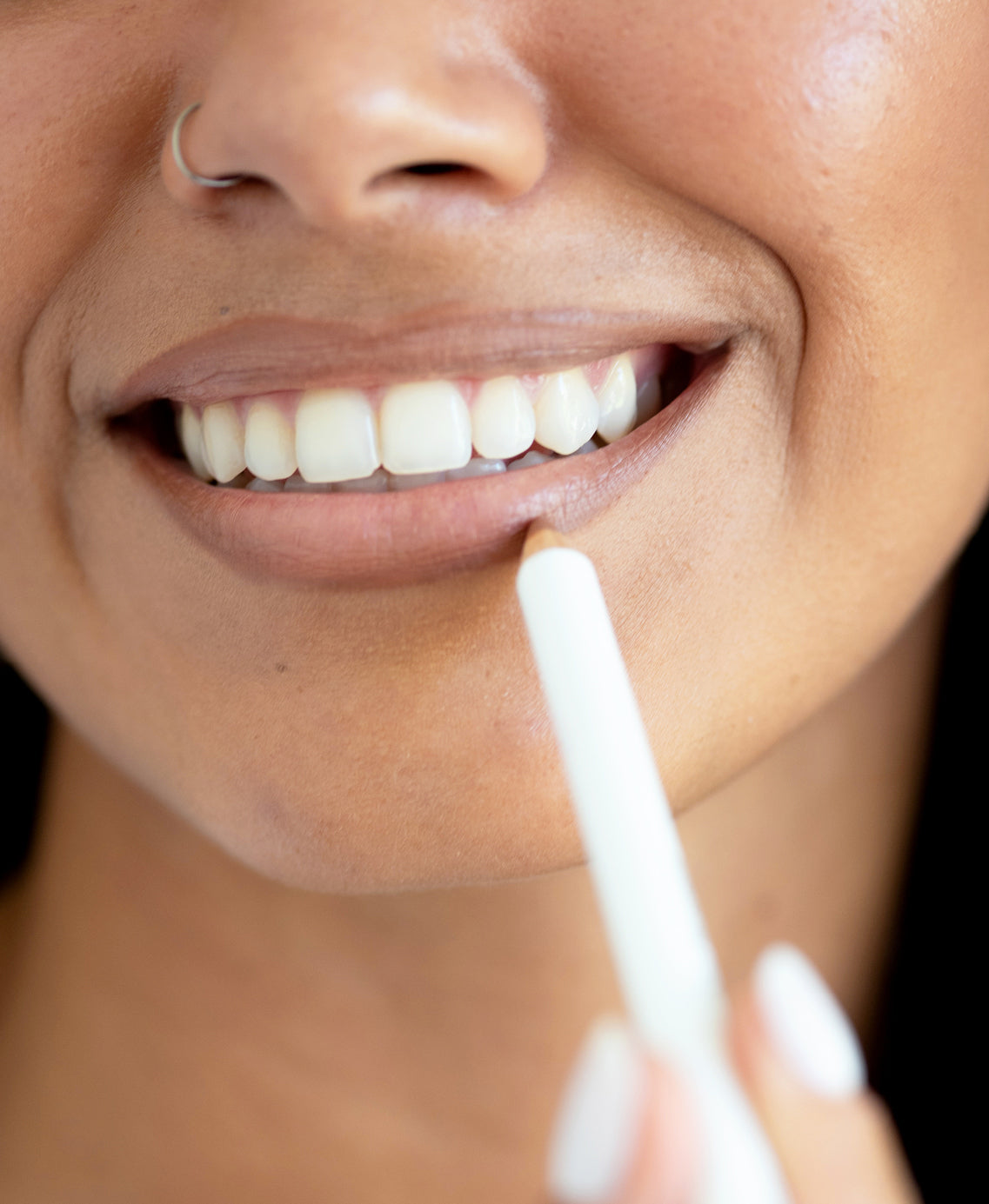 organic lip liner that gently lines and moisturisers lips the açai lip pencil by Ere Perez is in its pencil and applied on the lips