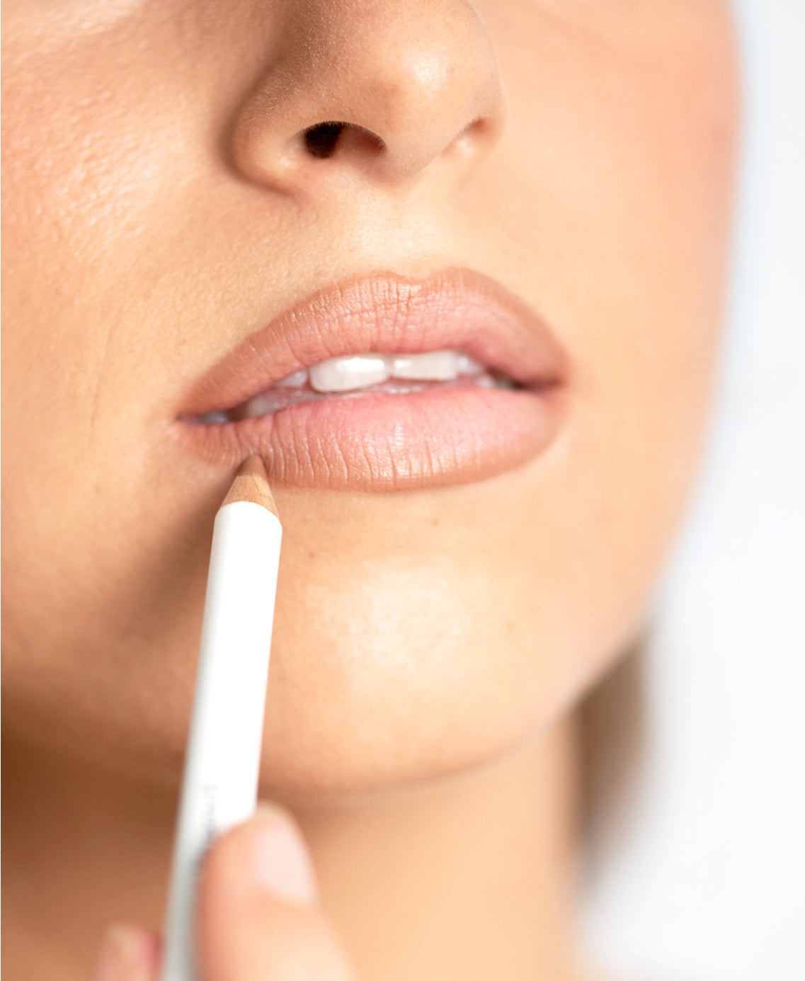 natural açai lip pencil by Ere Perez applied on the lips for a defined look