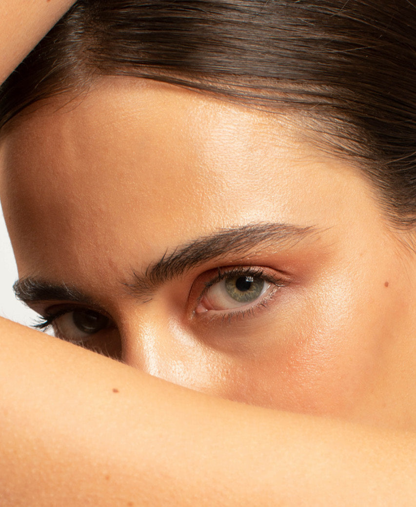 organic aloe gel lash & brow mascara by Ere Perez applied on the brows and lashes for a sleek natural look