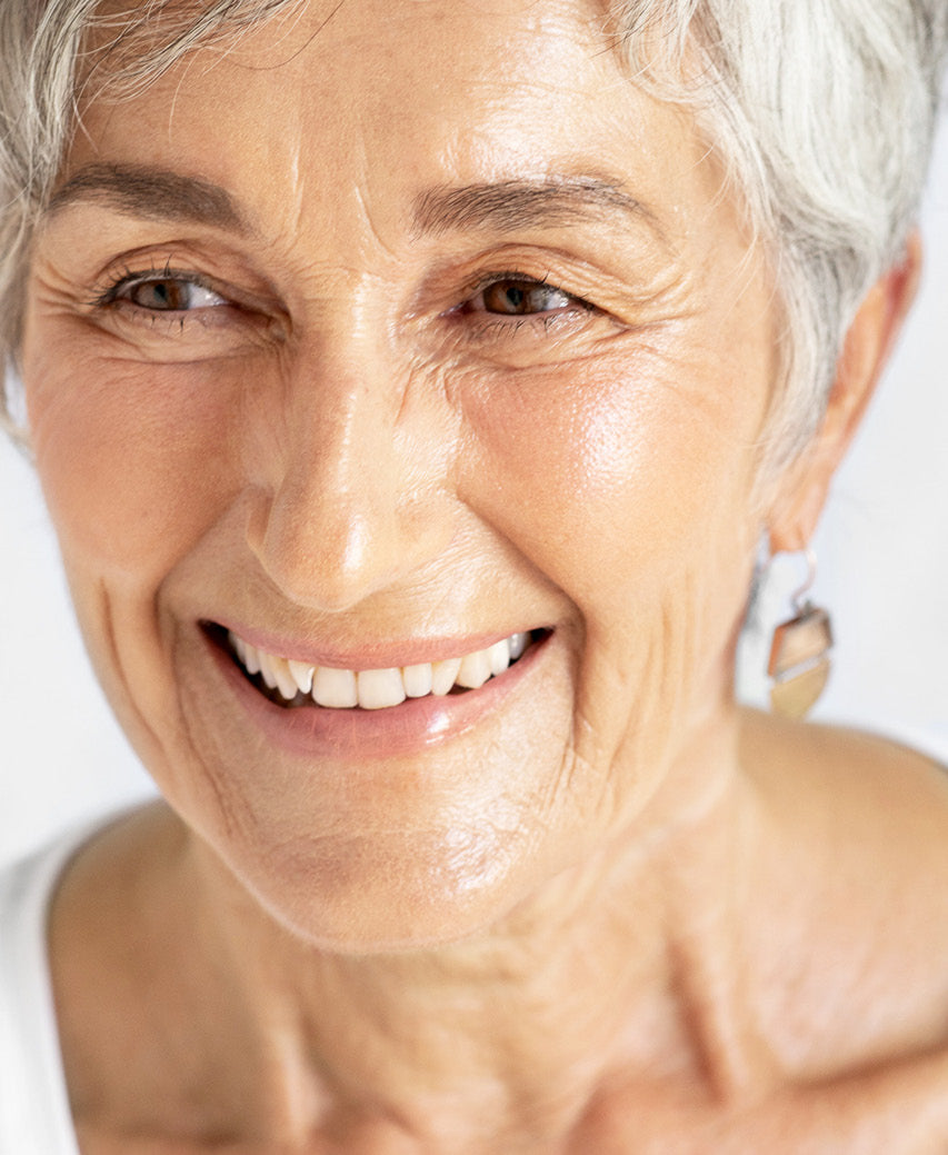 Organic & cruelty free arnica all-cover foundation applied on skin