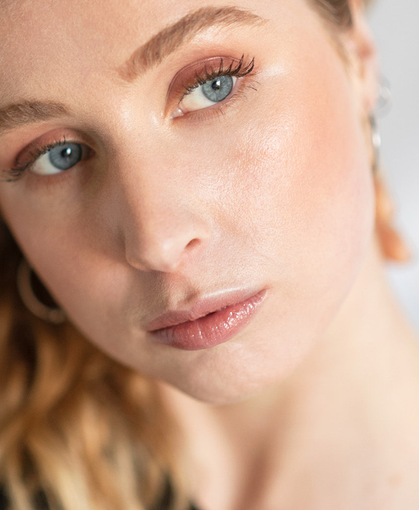 Organic & delicate arnica all-cover concealer applied on skin for clear complexion