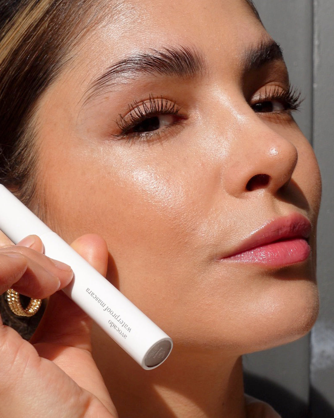 lash-growing avocado waterproof mascara by Ere Perez in tube and applied on sensitive eyes for a clean lengthening effect