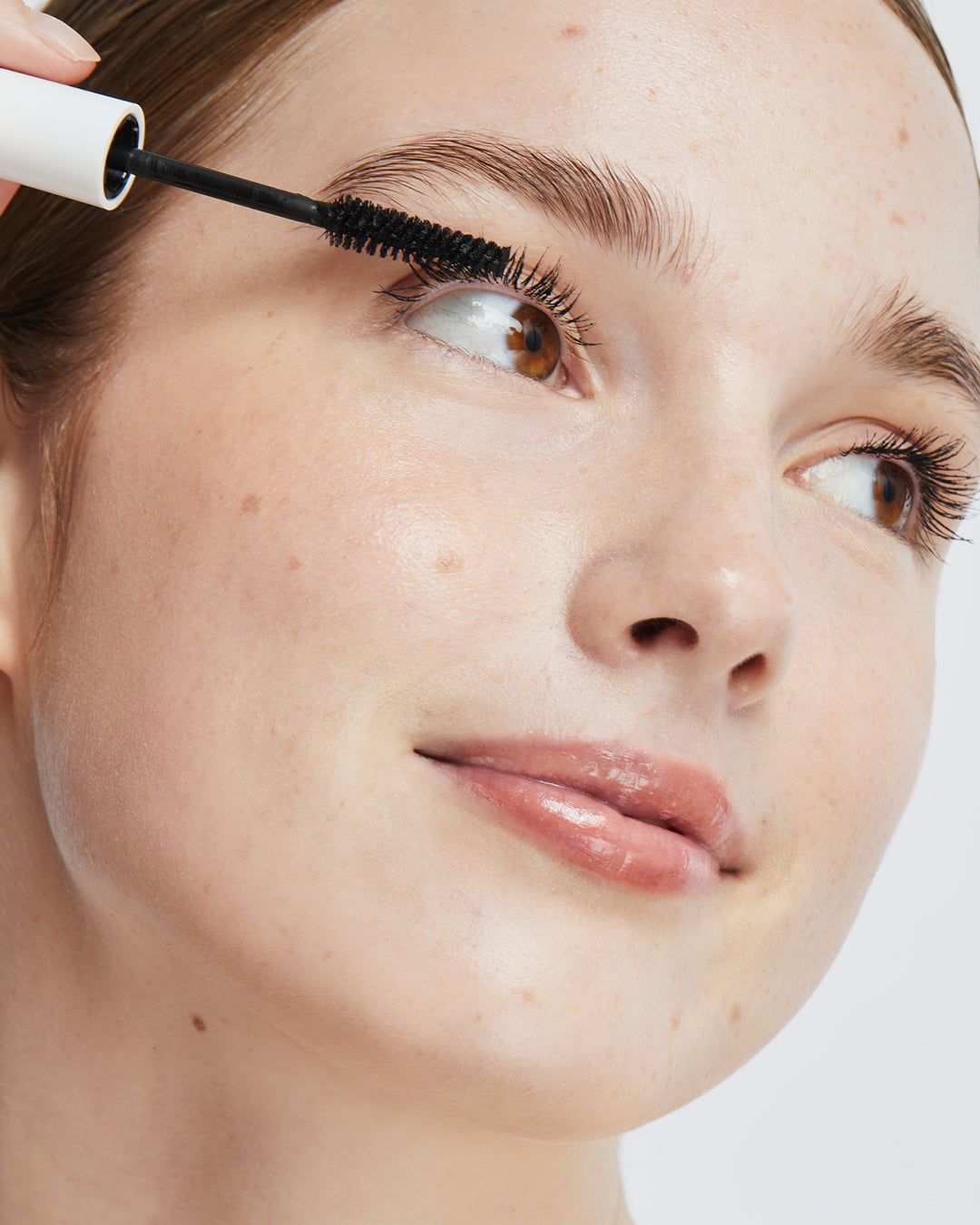 Organic avocado waterproof mascara applied on the lashes for a lengthening smudge-free effect