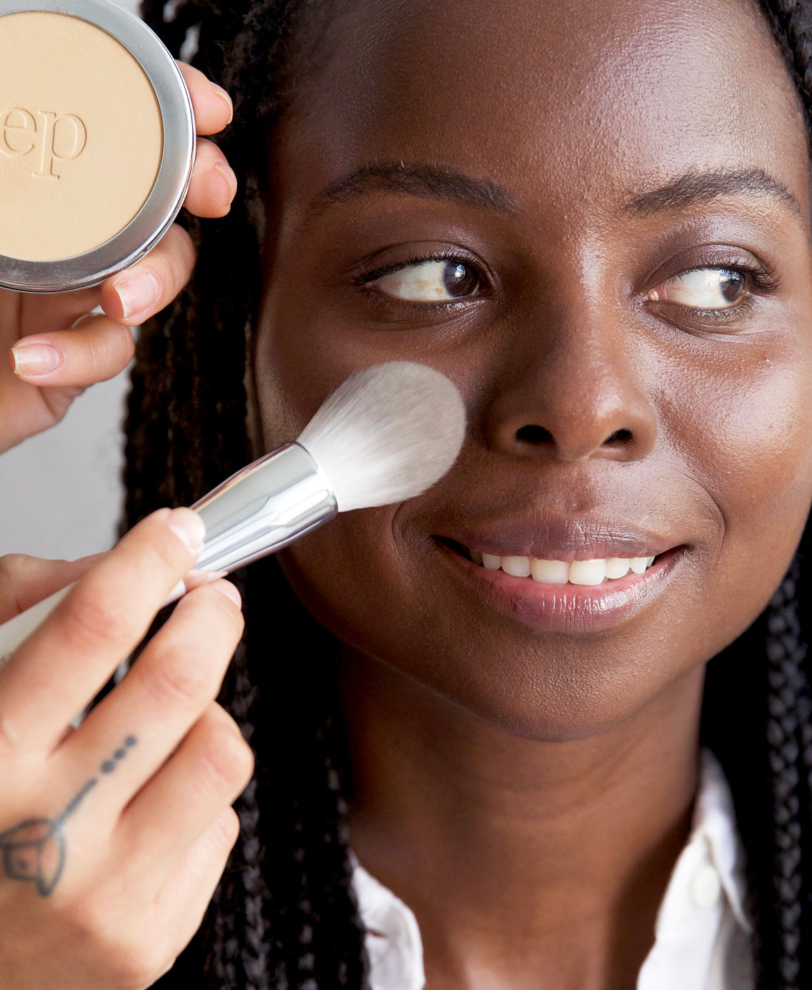 natural & delicate corn setting powder in eco-refillable packaging and applied on skin for a matte look