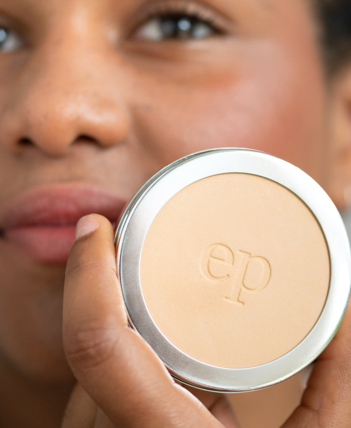 organic & delicate corn setting powder in eco-refillable pot and applied on skin for a no-shine look