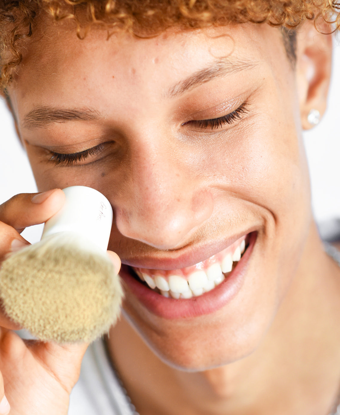 Organic corn setting powder by Ere Perez applied on the skin for a delicate no-shine look