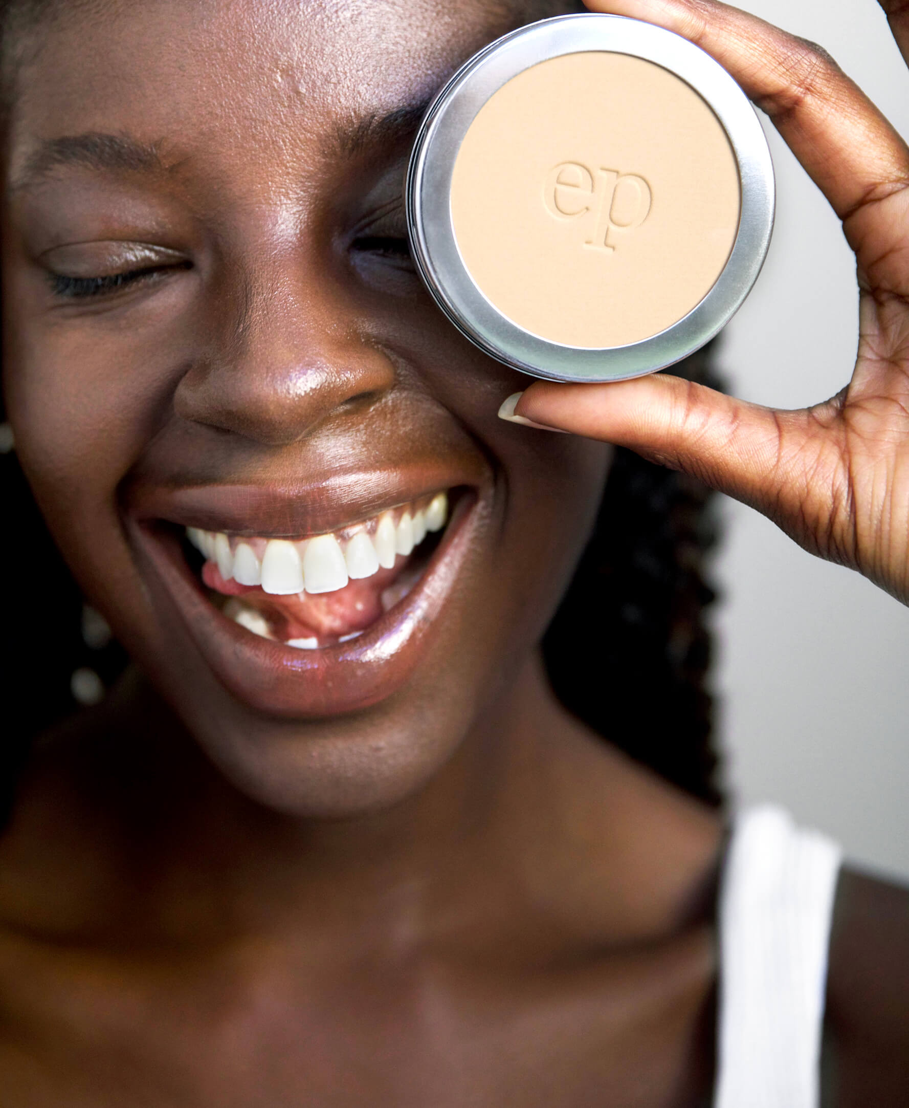 all-natural & gentle corn setting powder in eco-packaging and applied on skin for a matte look