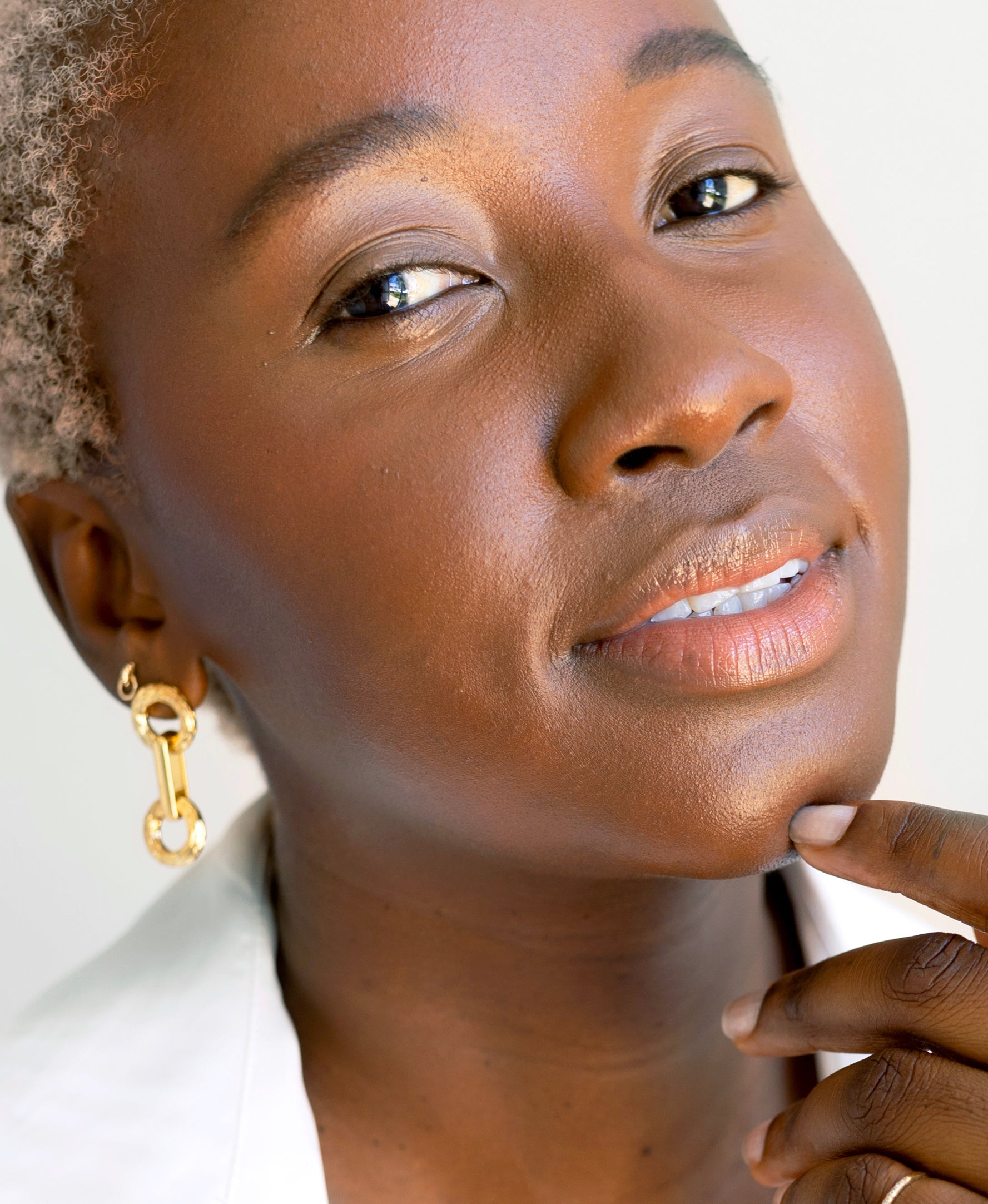 All-natural corn setting powder by Ere Perez applied on the skin for a gentle no-shine look