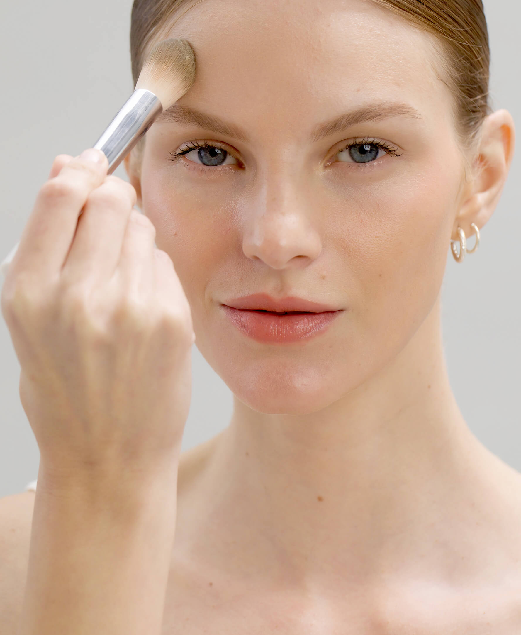 Natural corn setting powder applied on the skin for a light matte look