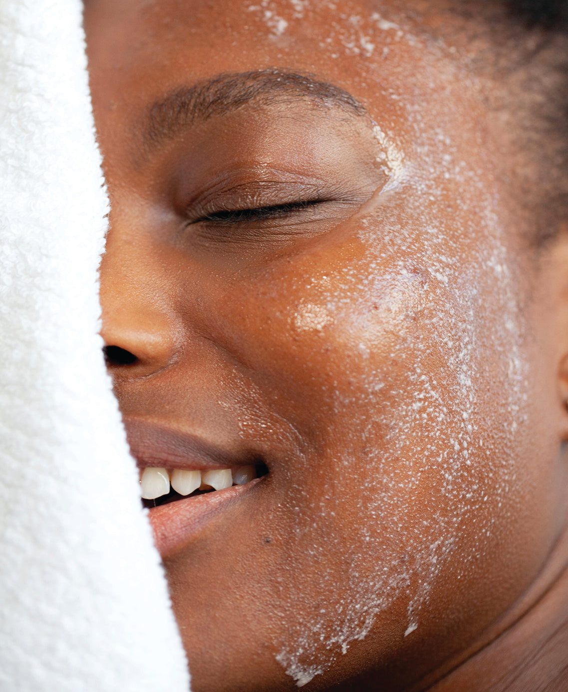 sustainable fig all-beauty jelly by Ere Perez applied on sensitive skin for as a moisturising cleanser
