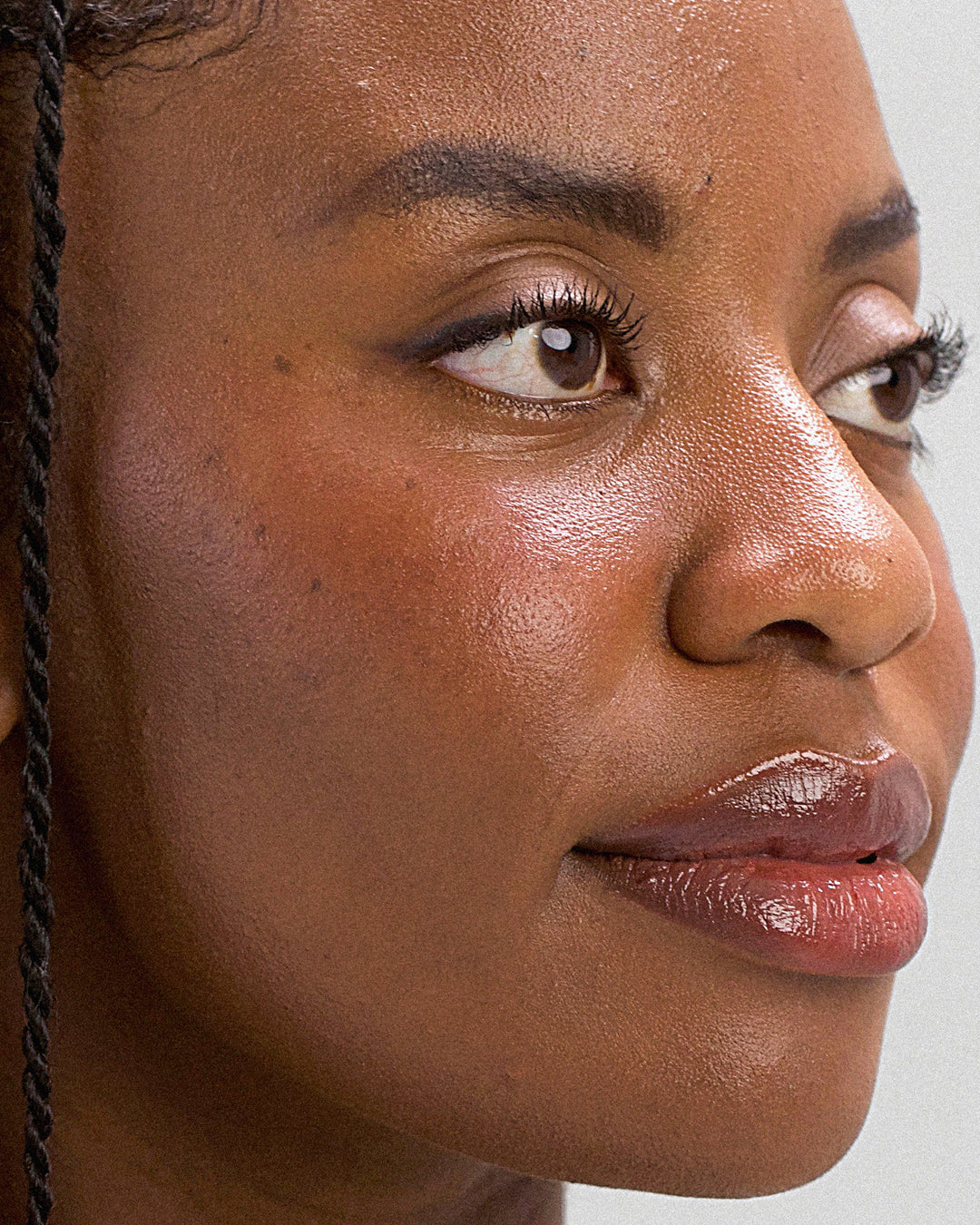 Natural jojoba eye pencil applied on the eyes for a subtle detail