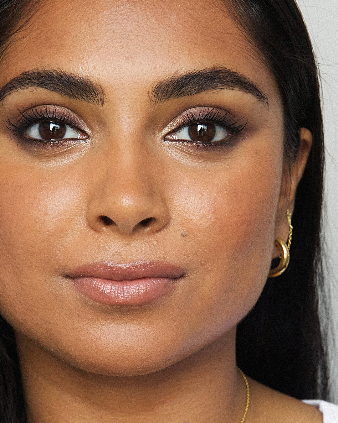 organic jojoba eye pencil applied on the eyes for a smoky eye effect