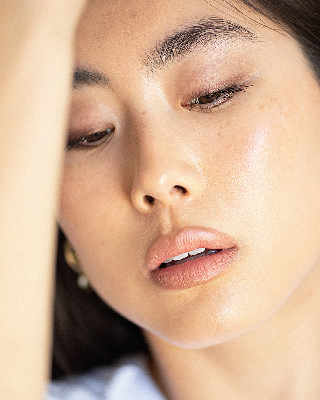 smudge eyeliner look applied with natural jojoba eye pencil