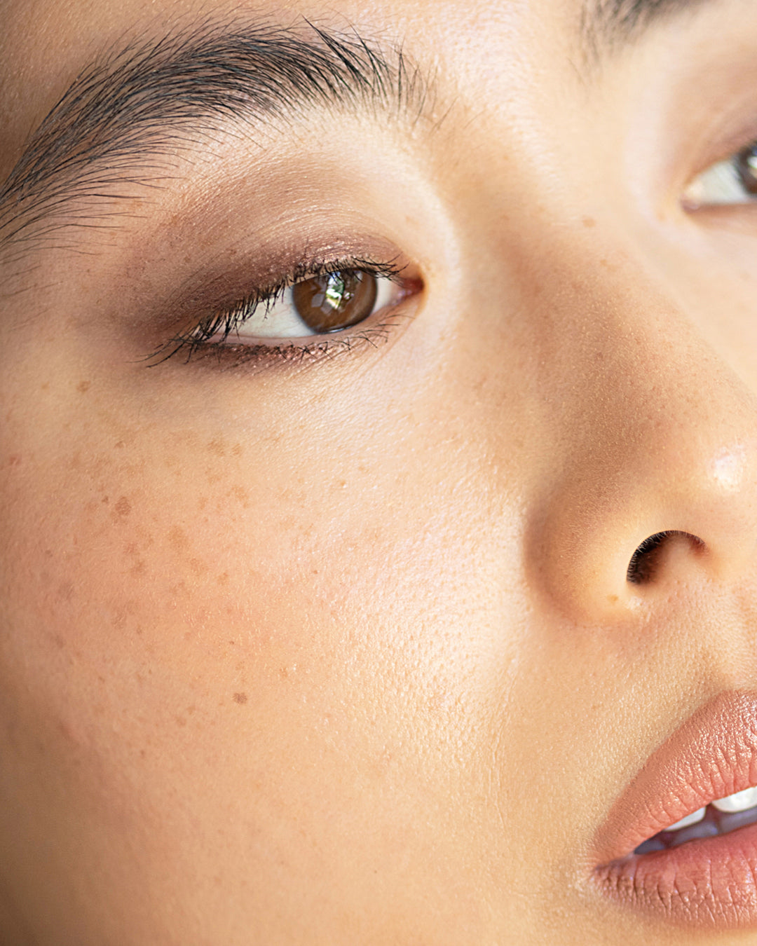 smudge eyeliner and eye shadow applied with natural jojoba eye pencil by Ere Perez