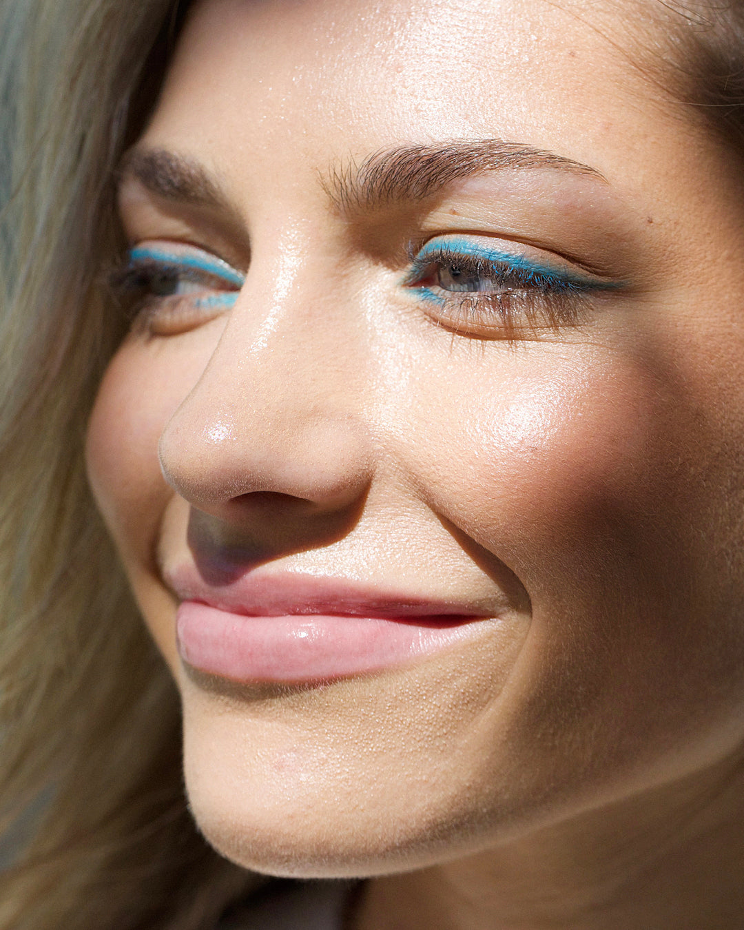 all-natural jojoba eye pencil applied on the eye for a hydrated defined eye