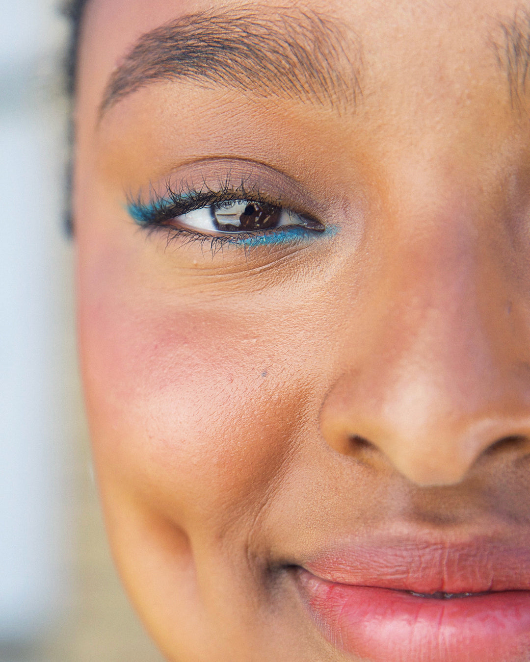 blue eco-friendly jojoba eye pencil applied on the eye for a moisturised sharp line