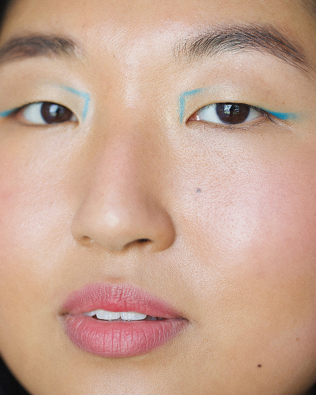 organic jojoba eye pencil applied on the eye as an eyeliner to accentuate features