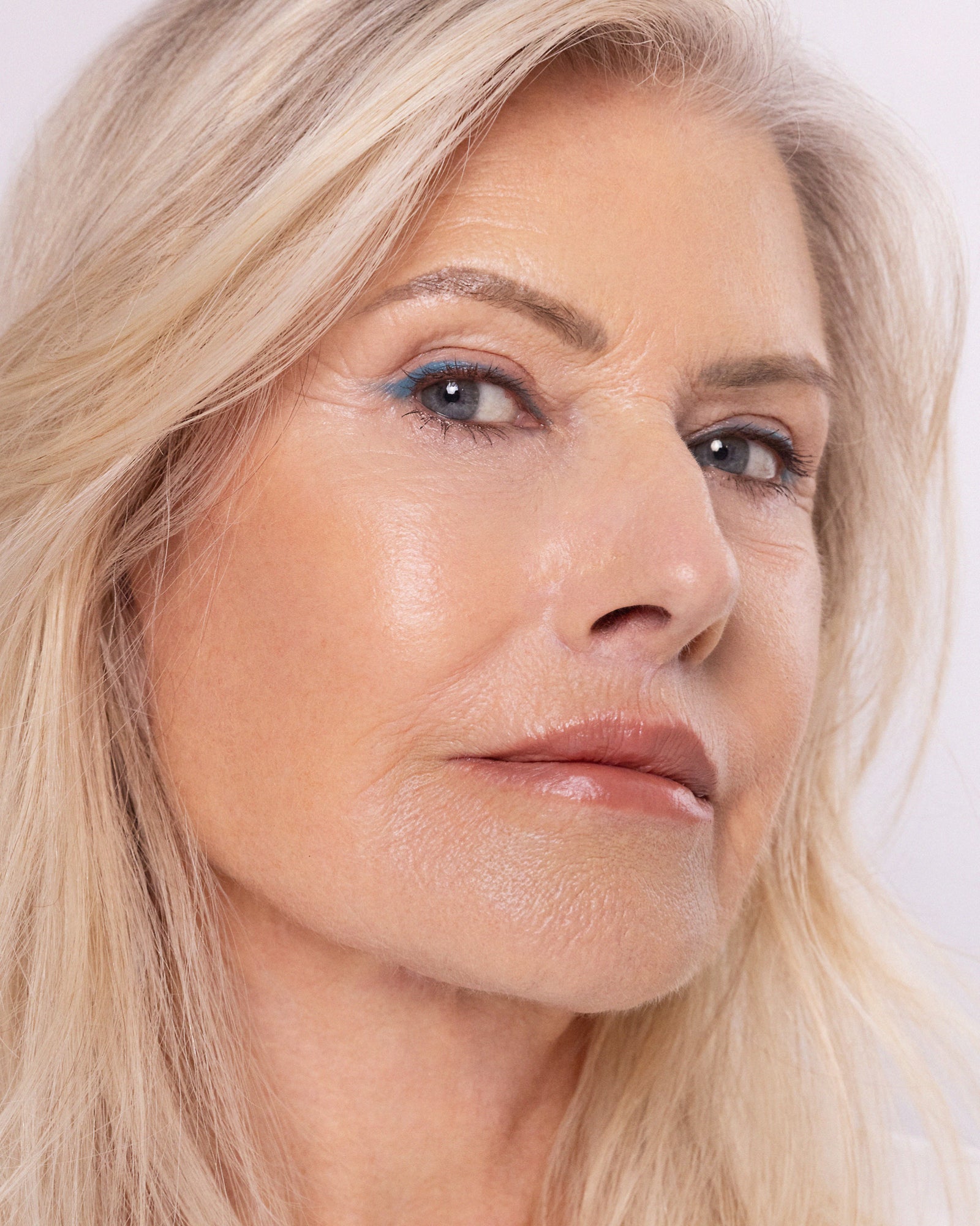 model wearing jojoba eye pencil on eyes Ere Perez