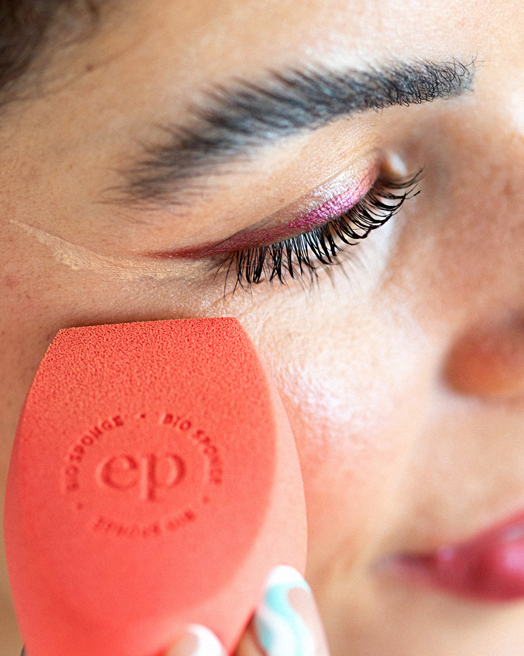 organic jojoba eyeliner applied on the skin for a vivid lightening effect