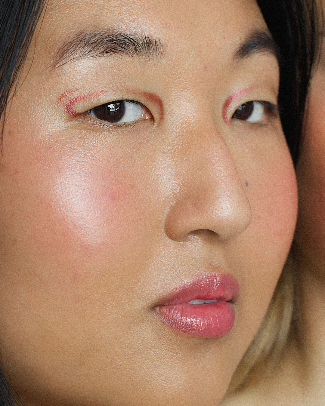 organic jojoba eyeliner applied on the skin for a pop of colour