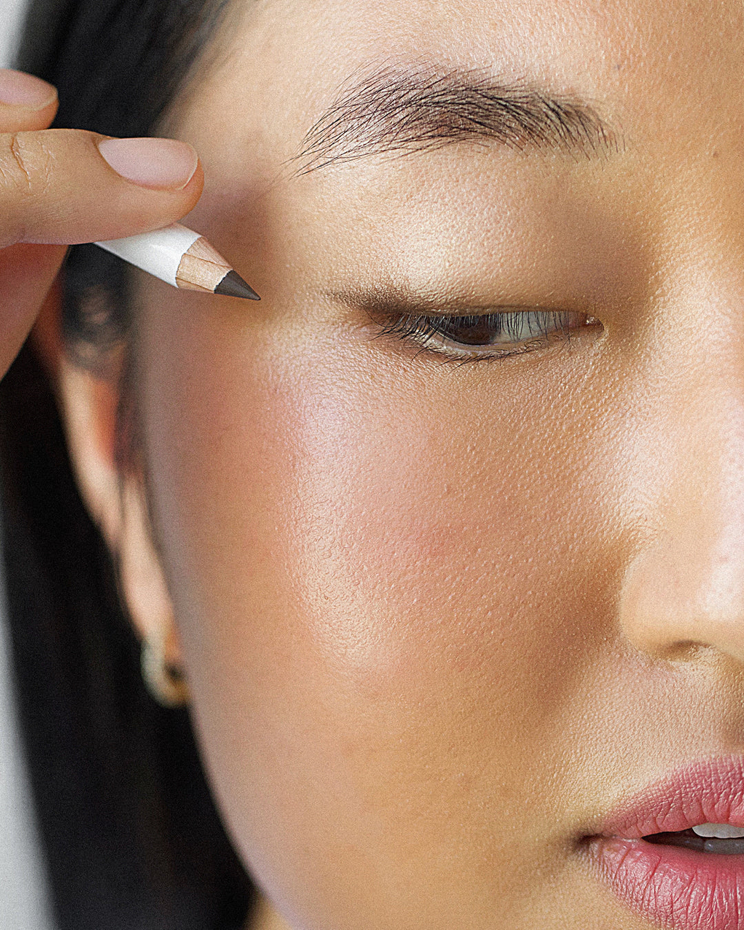 Natural jojoba eye pencil applied on the eyes for a subtle wing