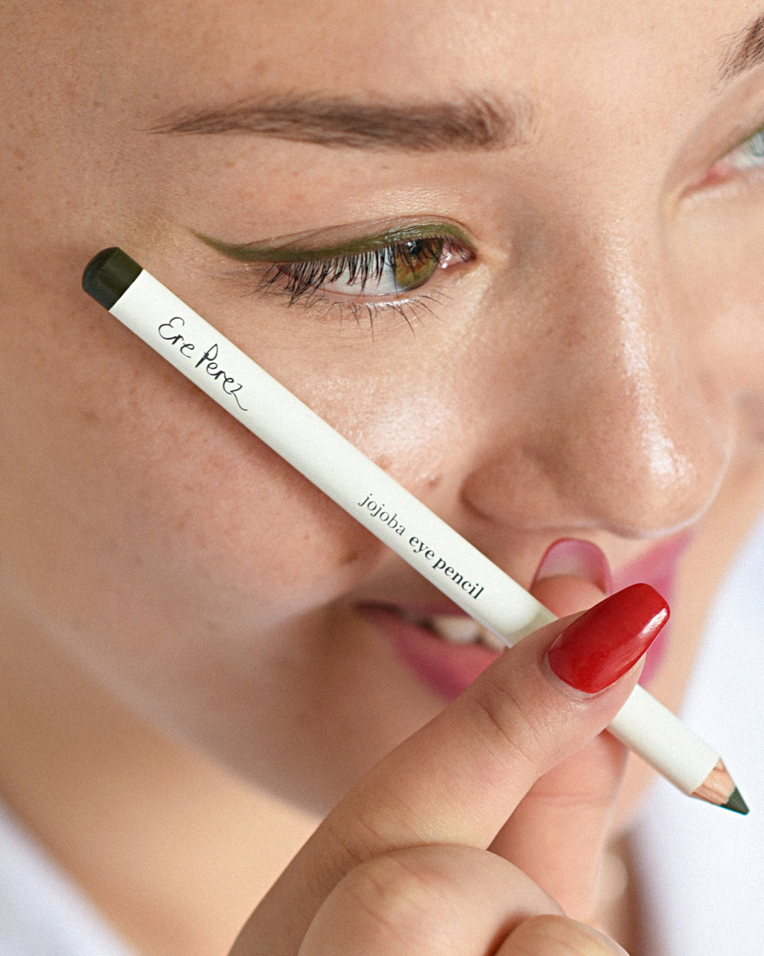 all-natural jojoba eye pencil applied on the eye for an original defined look