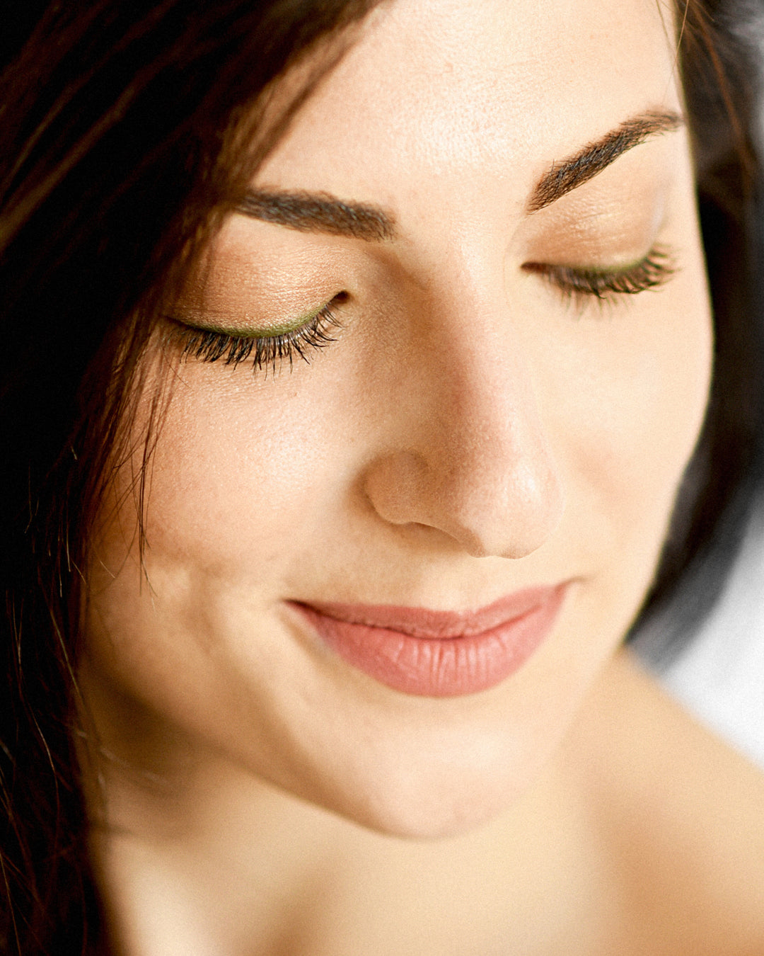 all-natural jojoba eye pencil applied on the eye for a original smokey eye look