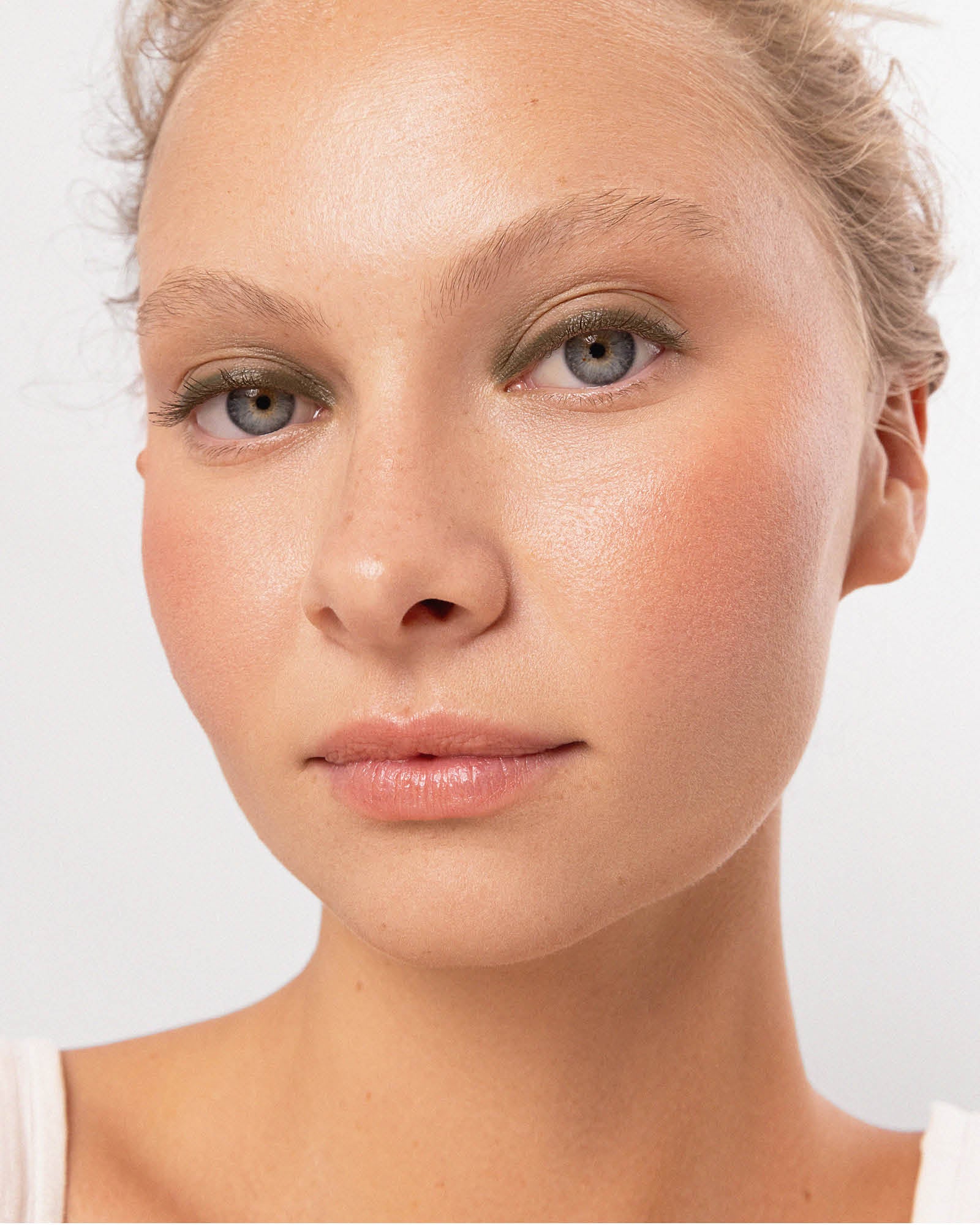 model wearing jojoba eye pencil on eyes Ere Perez