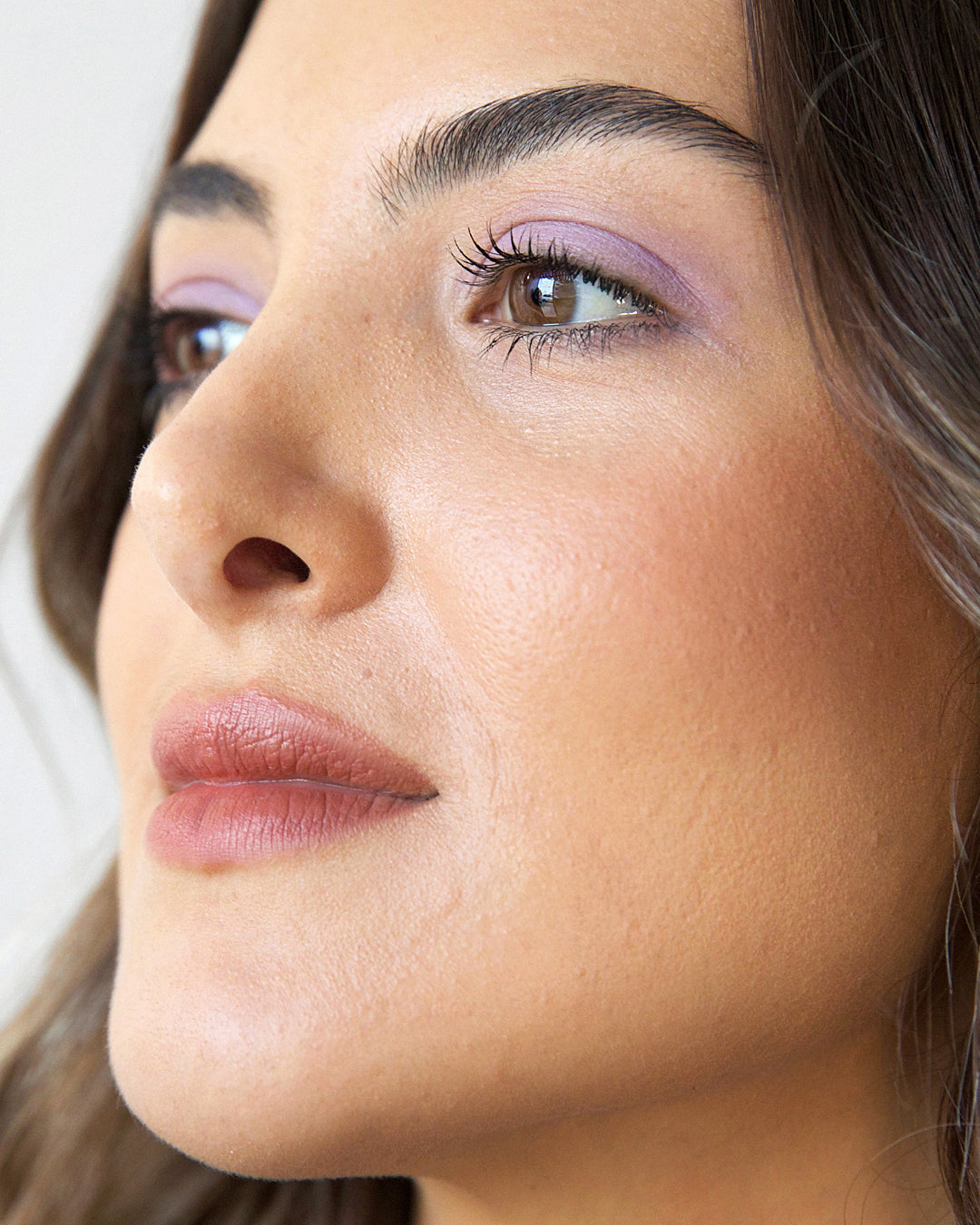all-natural jojoba eye pencil applied on the eye for a hydrated smokey look