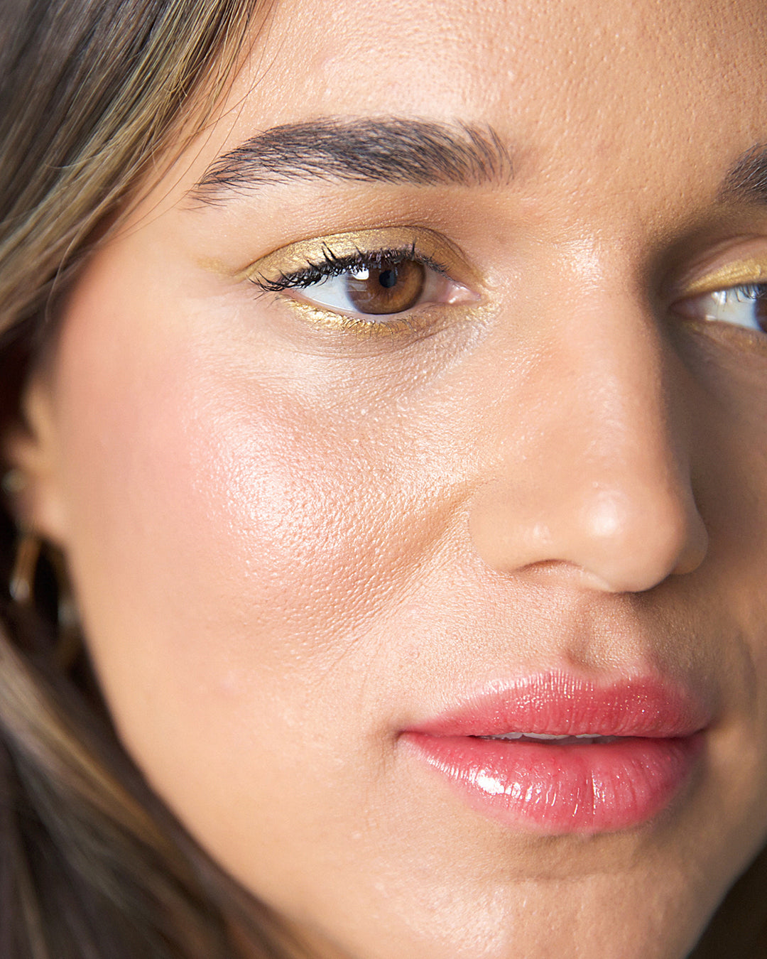 Natural jojoba eye pencil smudged on the eyes for an accentuated feature