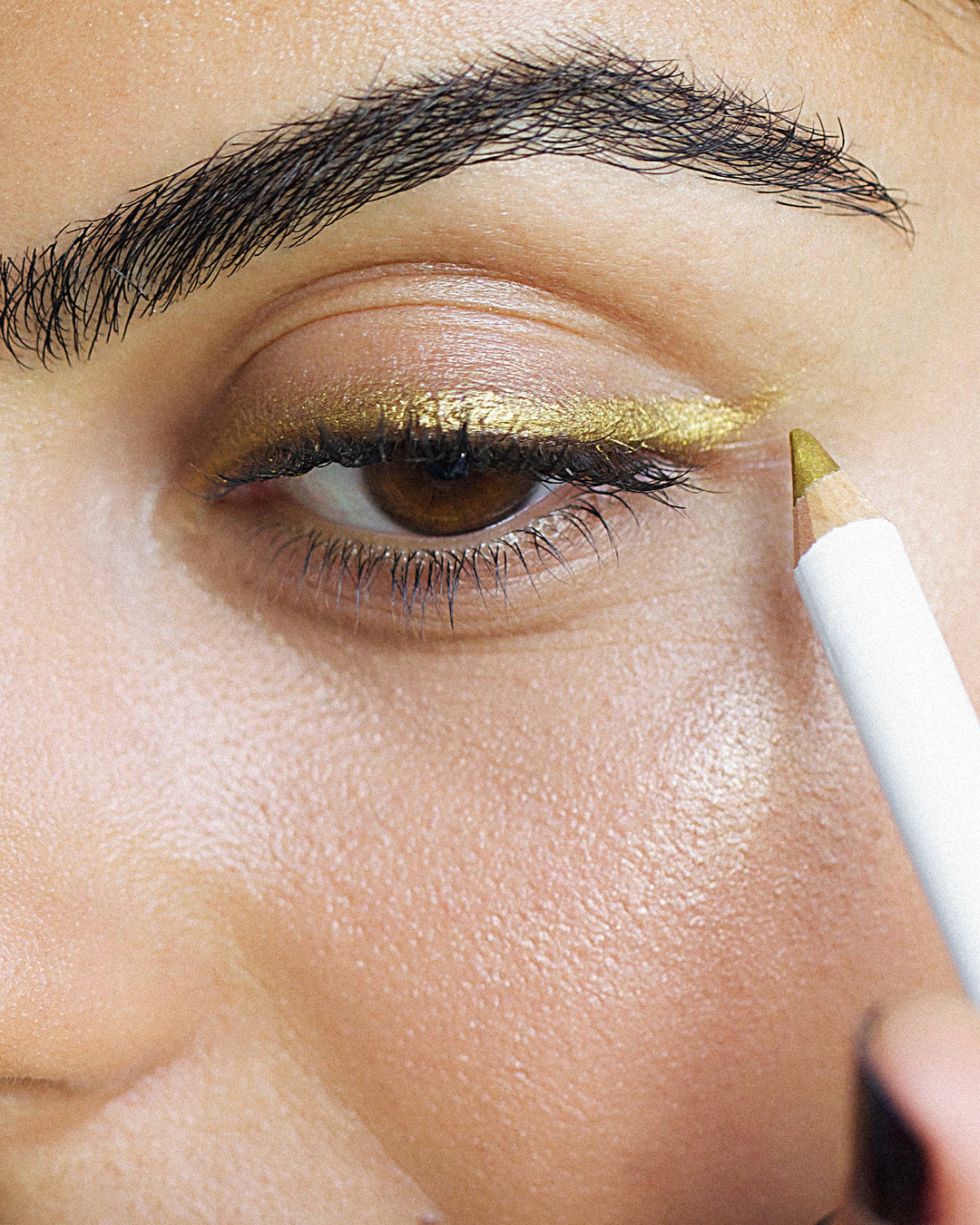 golden jojoba eye pencil applied on eye as a defined and bright wing