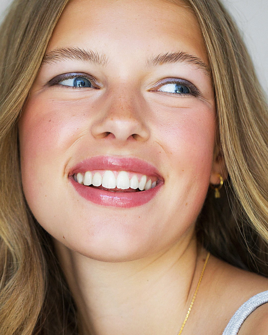 all-natural jojoba eye pencil applied on the eye for a moisturised smokey look