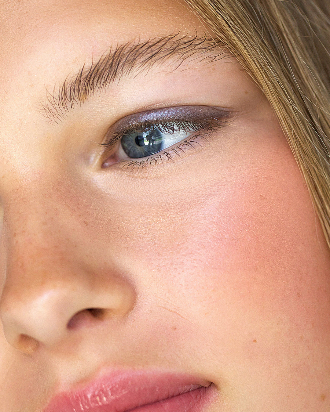 all-natural jojoba eye pencil applied on the eye for a hydrated defined eye