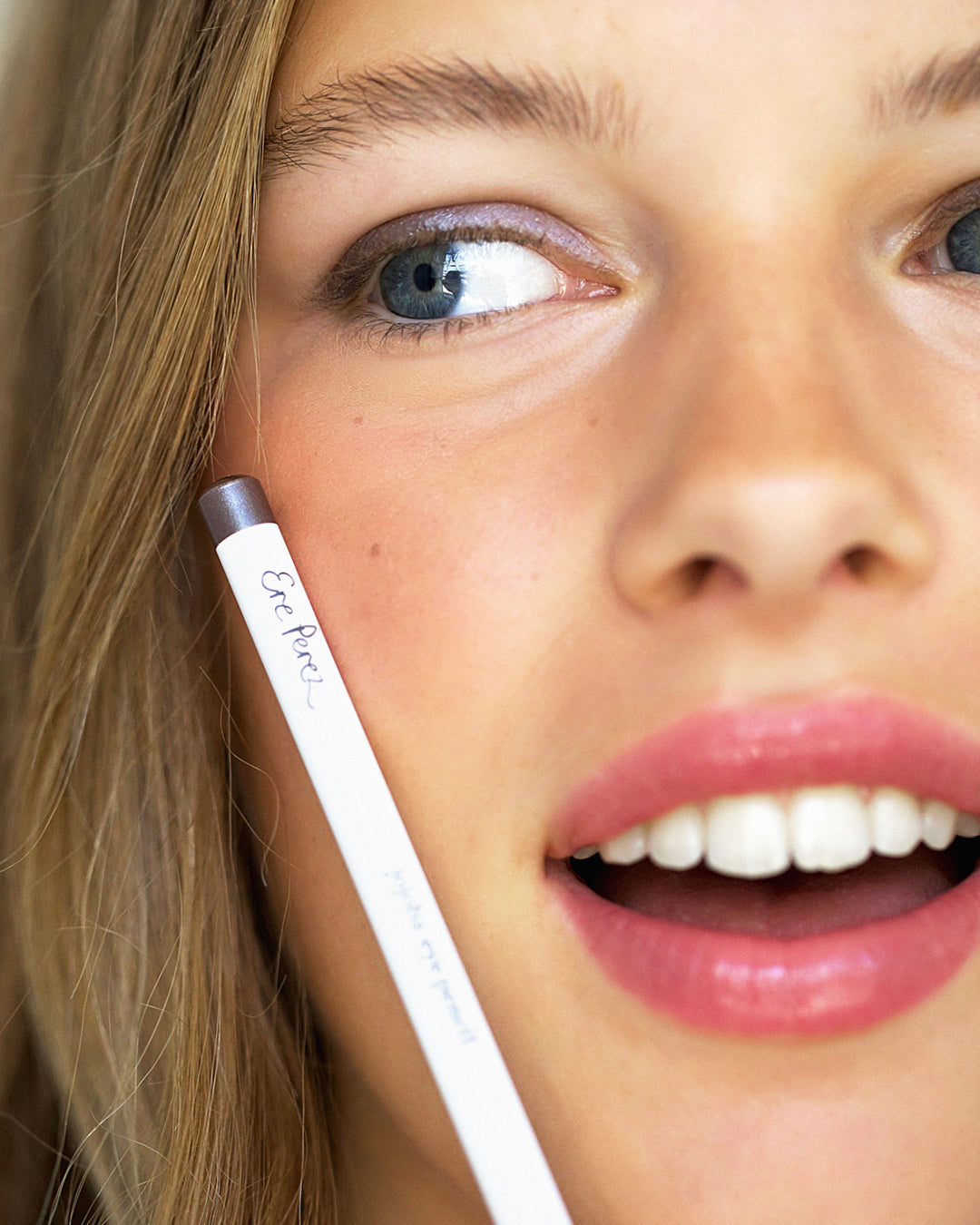 all-natural jojoba eye pencil applied on the eye for a moisturised smokey eye