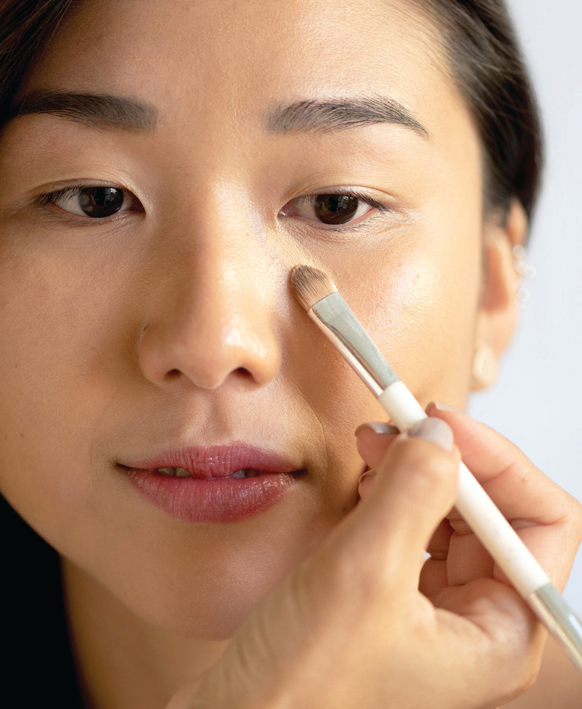 Natural lychee creme corrector applied on skin for a clear complexion and hydrated skin