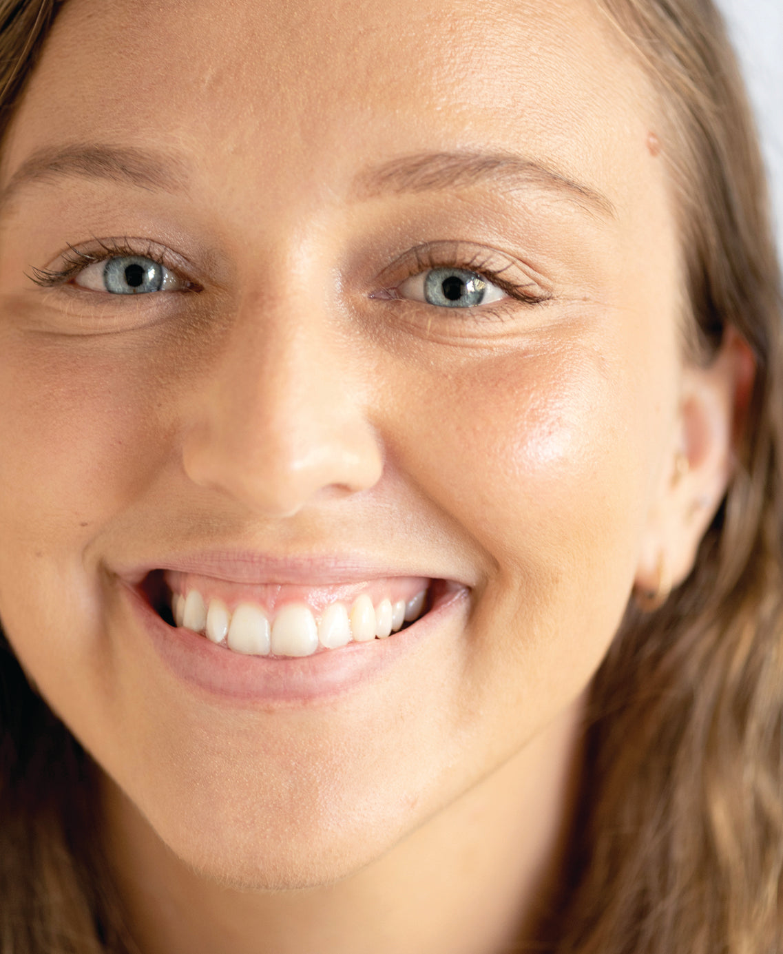 hydrating & all-natural lychee creme corrector applied on sensitive skin for bright and clear complexion