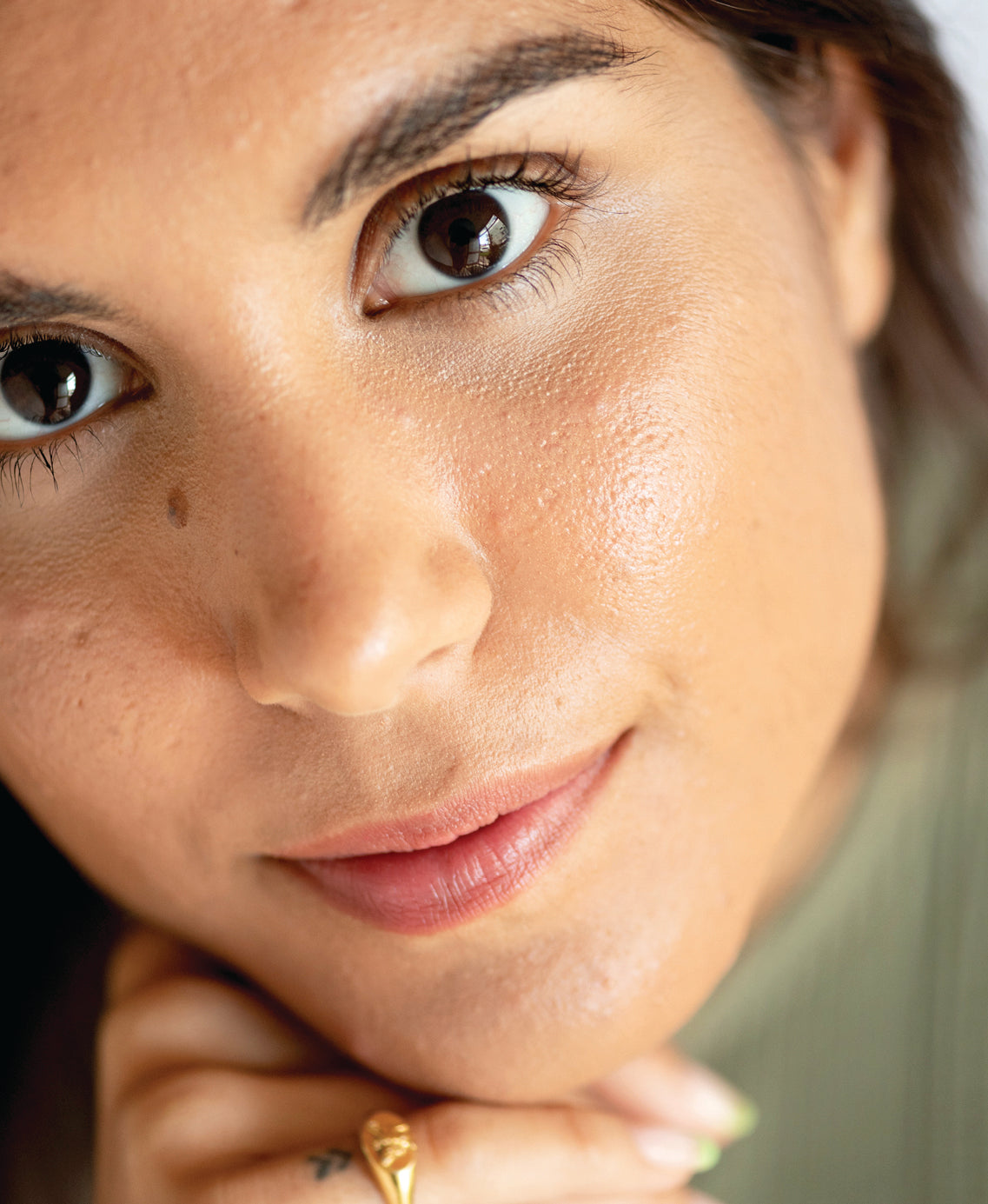 Organic lychee creme corrector applied on skin for a bright complexion and moisturised skin