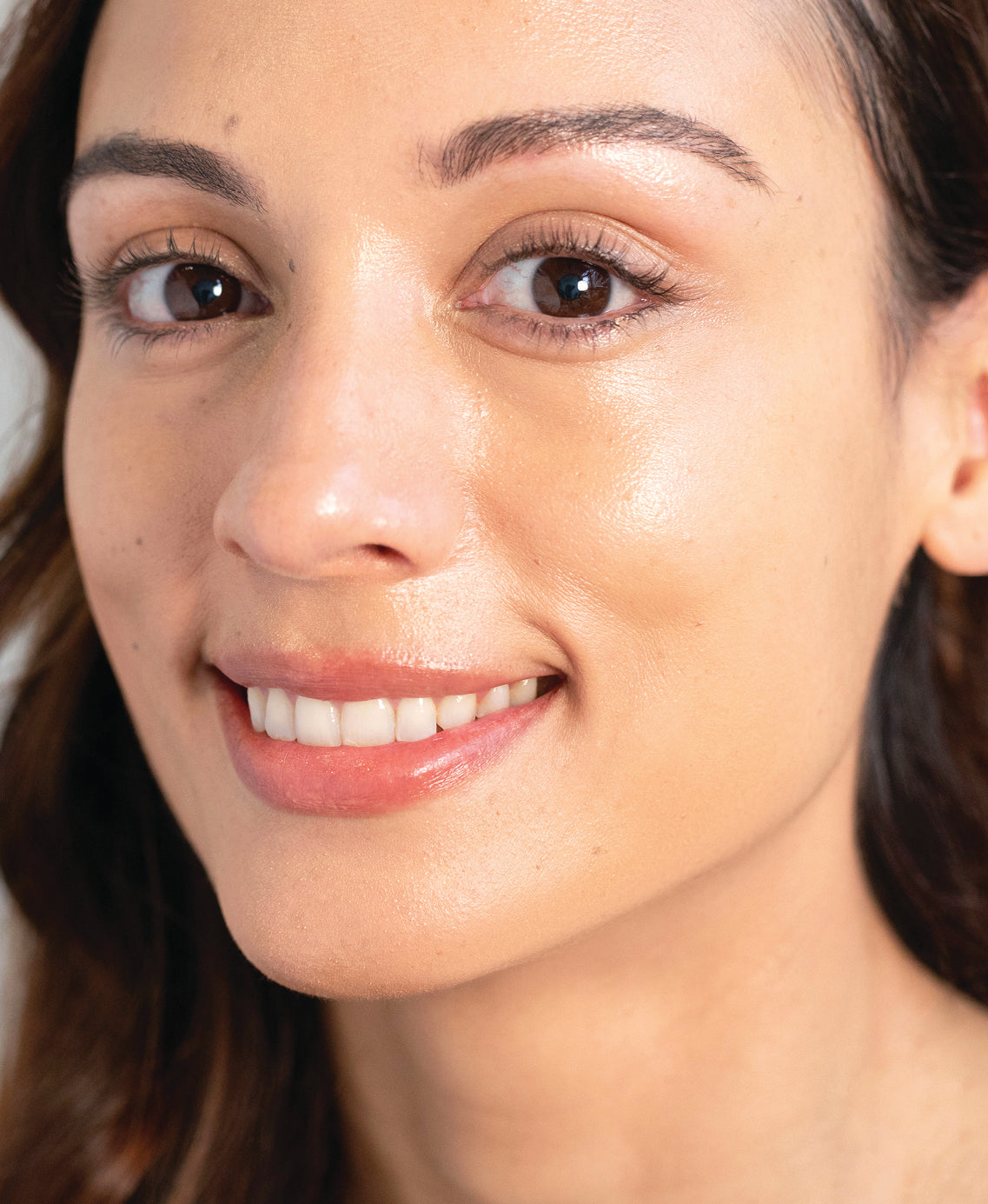 Organic lychee creme corrector applied on skin for a bright complexion and hydrated skin