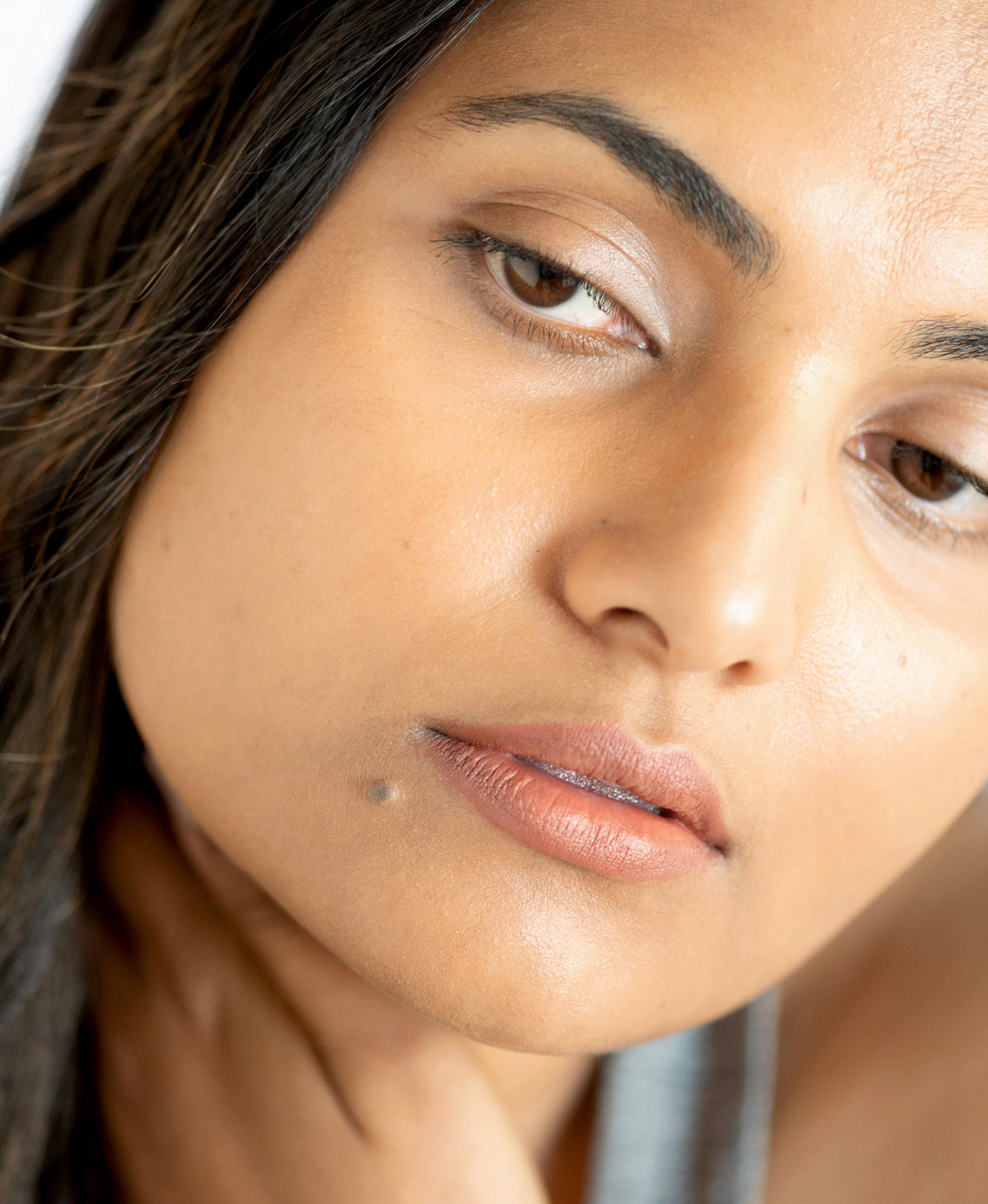 Natural lychee creme corrector by Ere Perez applied on the skin for a clear & bright look