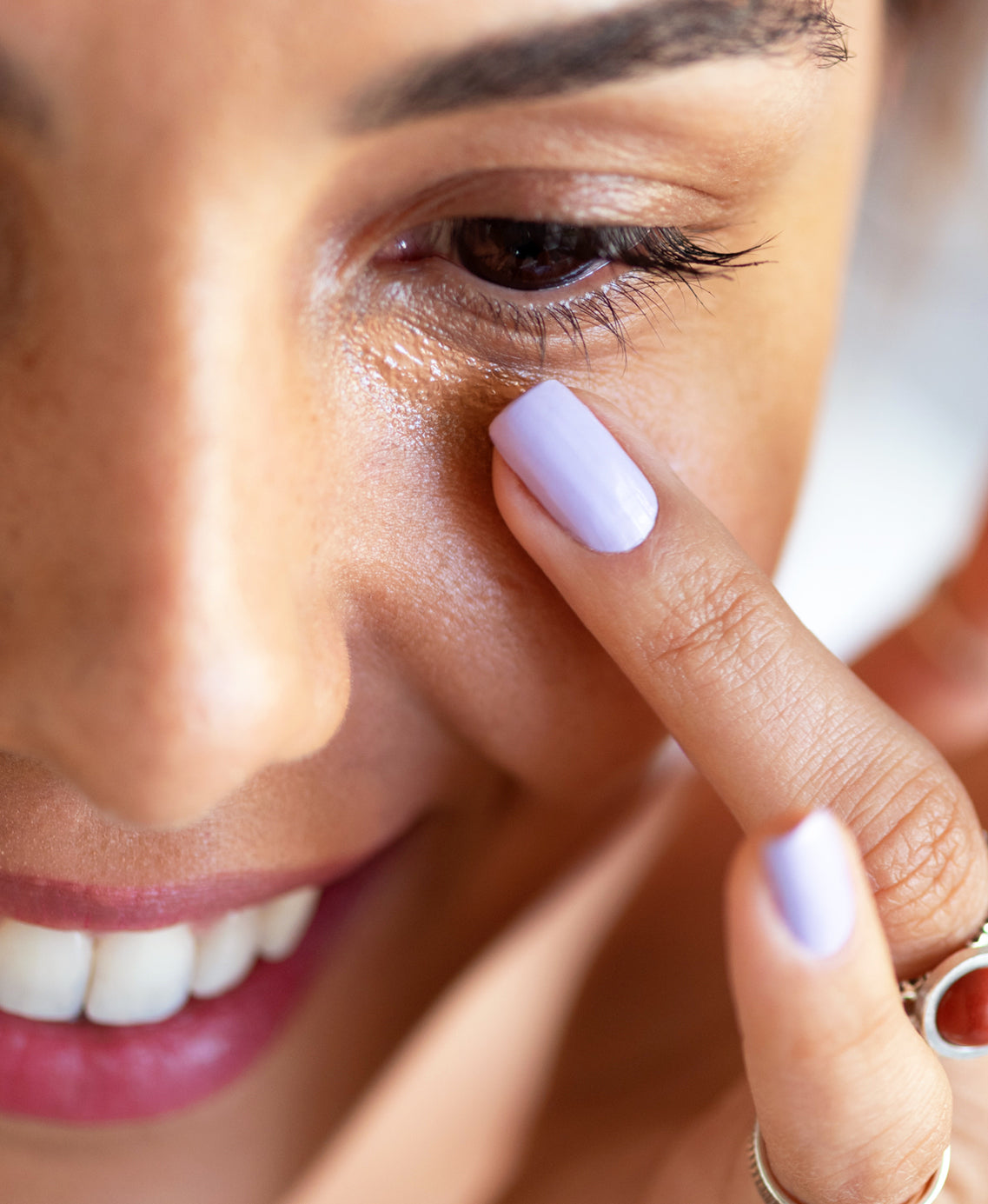 Organic lychee creme corrector applied on skin for a bright complexion and a refreshed look