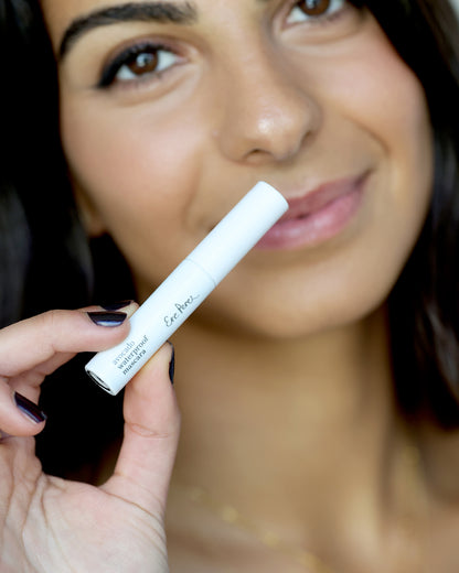 Mini avocado waterproof mascara in tube and applied on the lashes for a dark long-lasting hold