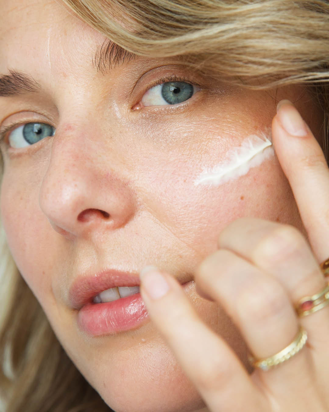 bio moringa all-beauty creme applied on the skin as a moisturising primer