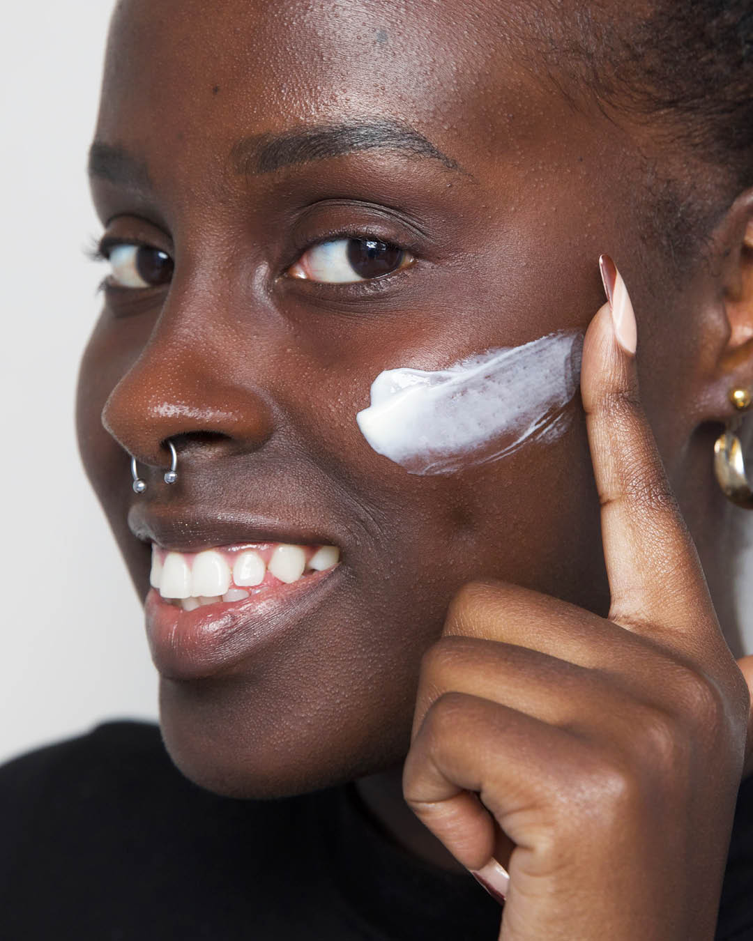 natural moringa all-beauty creme applied on the skin for a refreshing brightening effect