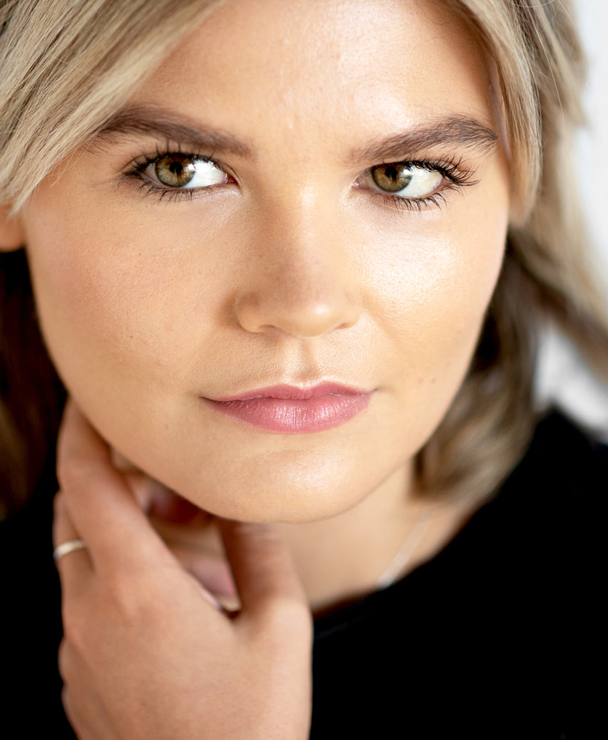 natural almond mascara by Ere Perez applied on the lashes for a clean lift