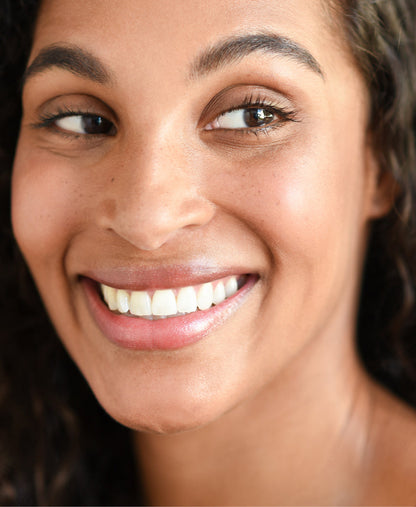 natural almond mascara by Ere Perez applied on the eyes for a gentle long-lasting lift