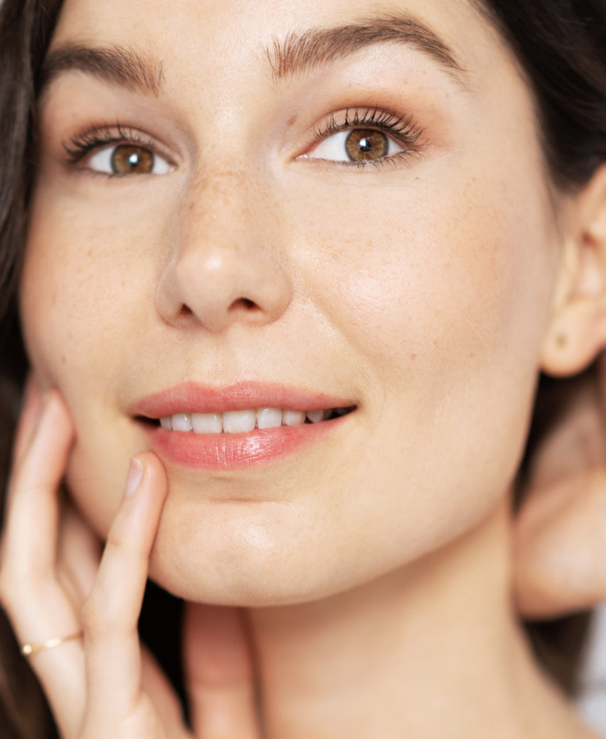 long-lasting natural almond mascara Ere Perez for a smudge-proof lengthening look