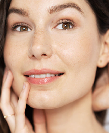long-lasting natural almond mascara Ere Perez for a smudge-proof lengthening look