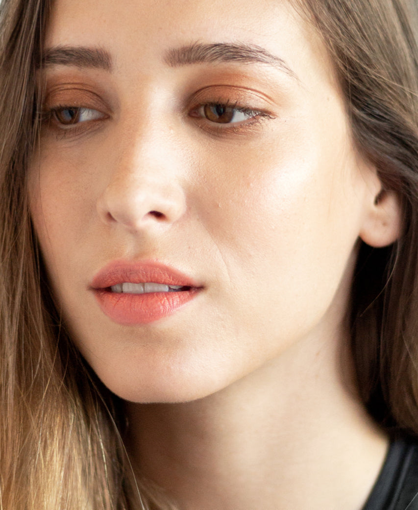 natural almond mascara by Ere Perez applied on the eyes for a delicate lash-lifting effect