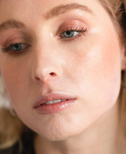 natural almond mascara Ere Perez applied on the lashes and that will last all day
